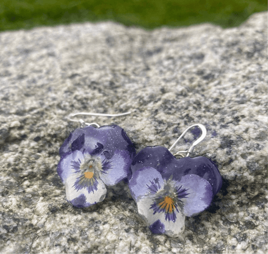 HVIT & LILLA fiol - øredobber, 3D stemorsblomst, sølv - Øredobber KNASK