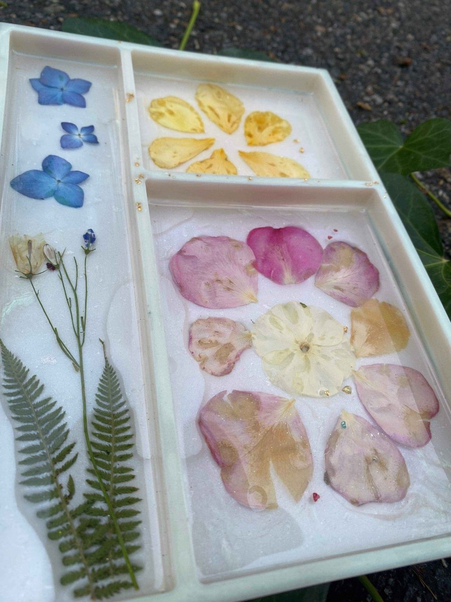 Hvitt blomsterbrett med seksjoner, ekte roser, bregner og hortensia - KNASK