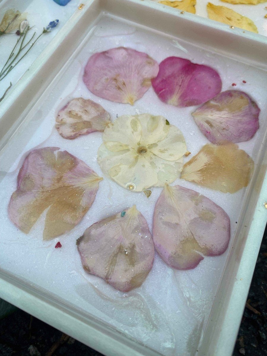 Hvitt blomsterbrett med seksjoner, ekte roser, bregner og hortensia - KNASK