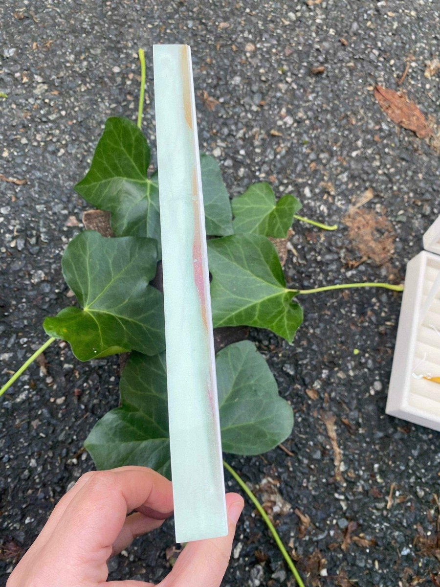 Hvitt blomsterbrett med seksjoner, ekte roser, bregner og hortensia - KNASK