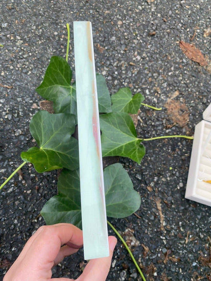 Hvitt blomsterbrett med seksjoner, ekte roser, bregner og hortensia - KNASK