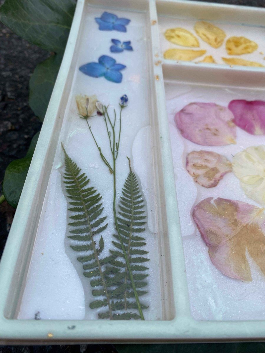 Hvitt blomsterbrett med seksjoner, ekte roser, bregner og hortensia - KNASK