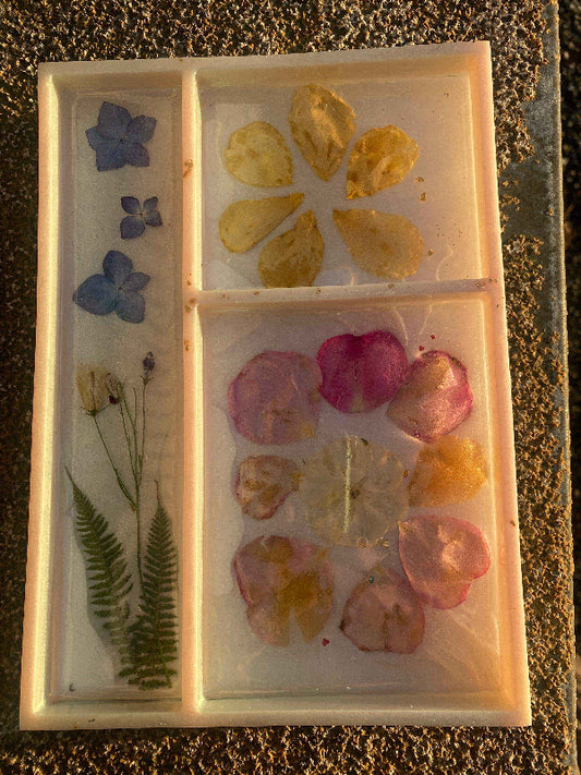 Hvitt blomsterbrett med seksjoner, ekte roser, bregner og hortensia - KNASK