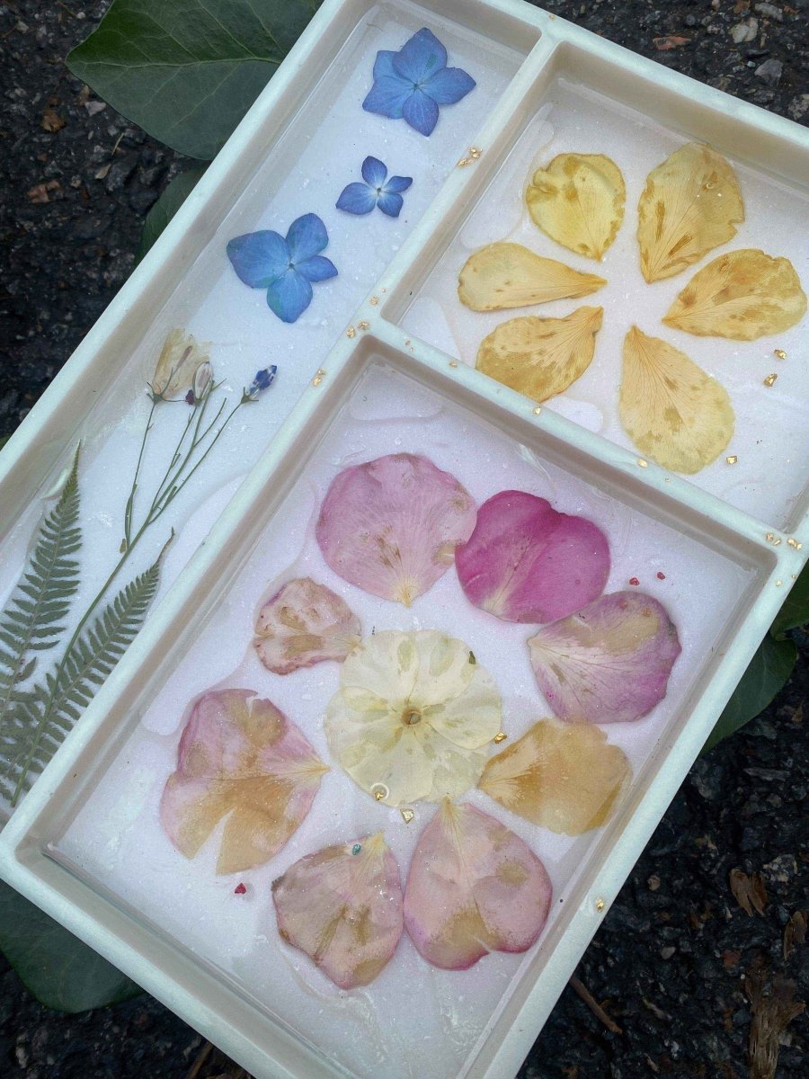 Hvitt blomsterbrett med seksjoner, ekte roser, bregner og hortensia - KNASK