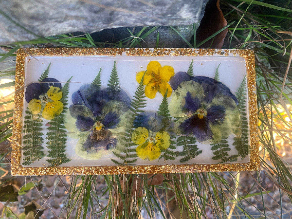 Hvitt pyntebrett med stemorsblomster, bregner, et al. - KNASK