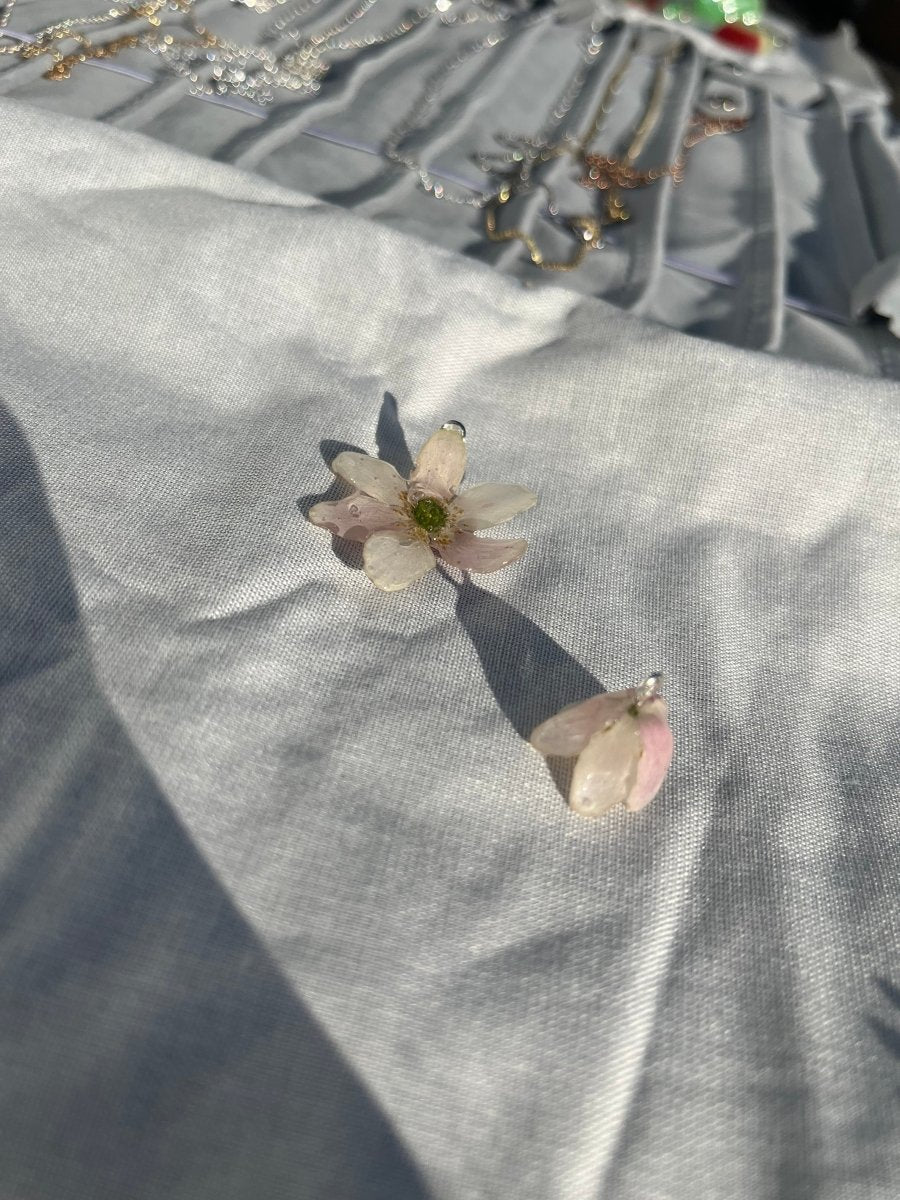 HVITVEIS blomstersmykke, 3D - tørket blomst, sølvkjede - Smykke KNASK