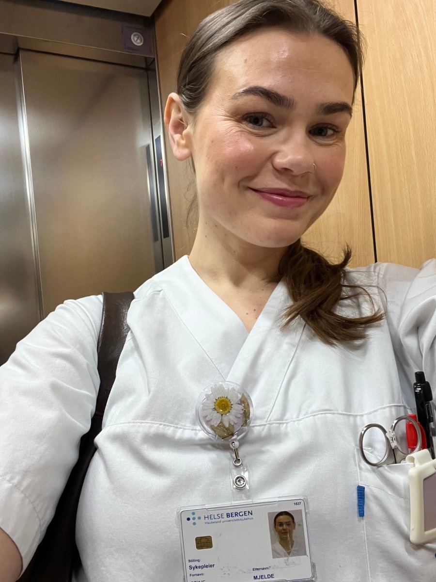 ID - KORT - HOLDER - ekte tørkede blomster - Brosje KNASK