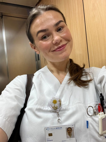 ID - KORT - HOLDER - ekte tørkede blomster - Brosje KNASK