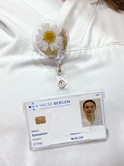 ID - KORT - HOLDER - ekte tørkede blomster - Brosje KNASK