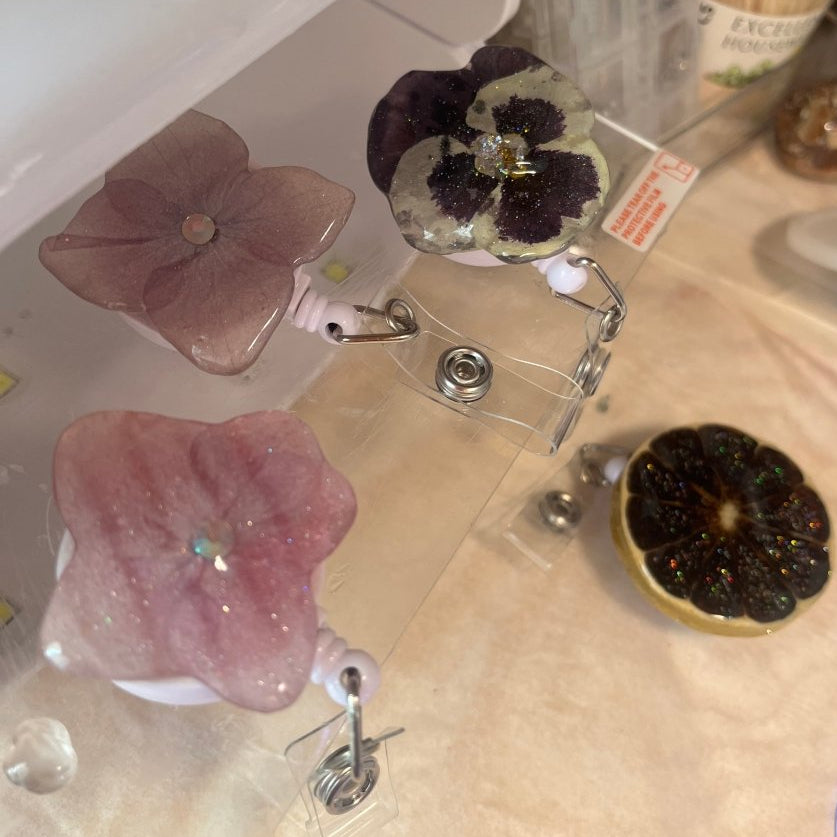 ID - KORT - HOLDER - ekte tørkede blomster - Brosje KNASK