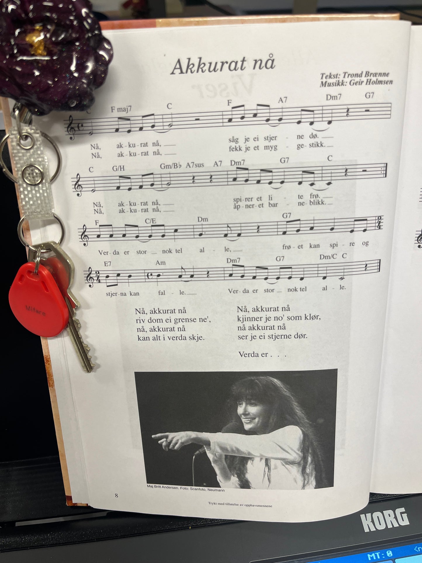 ID - KORT - HOLDER - ekte tørkede blomster - Brosje KNASK