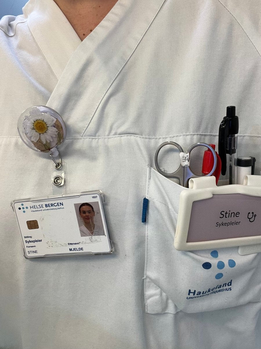 ID - KORT - HOLDER - ekte tørkede blomster - Brosje KNASK