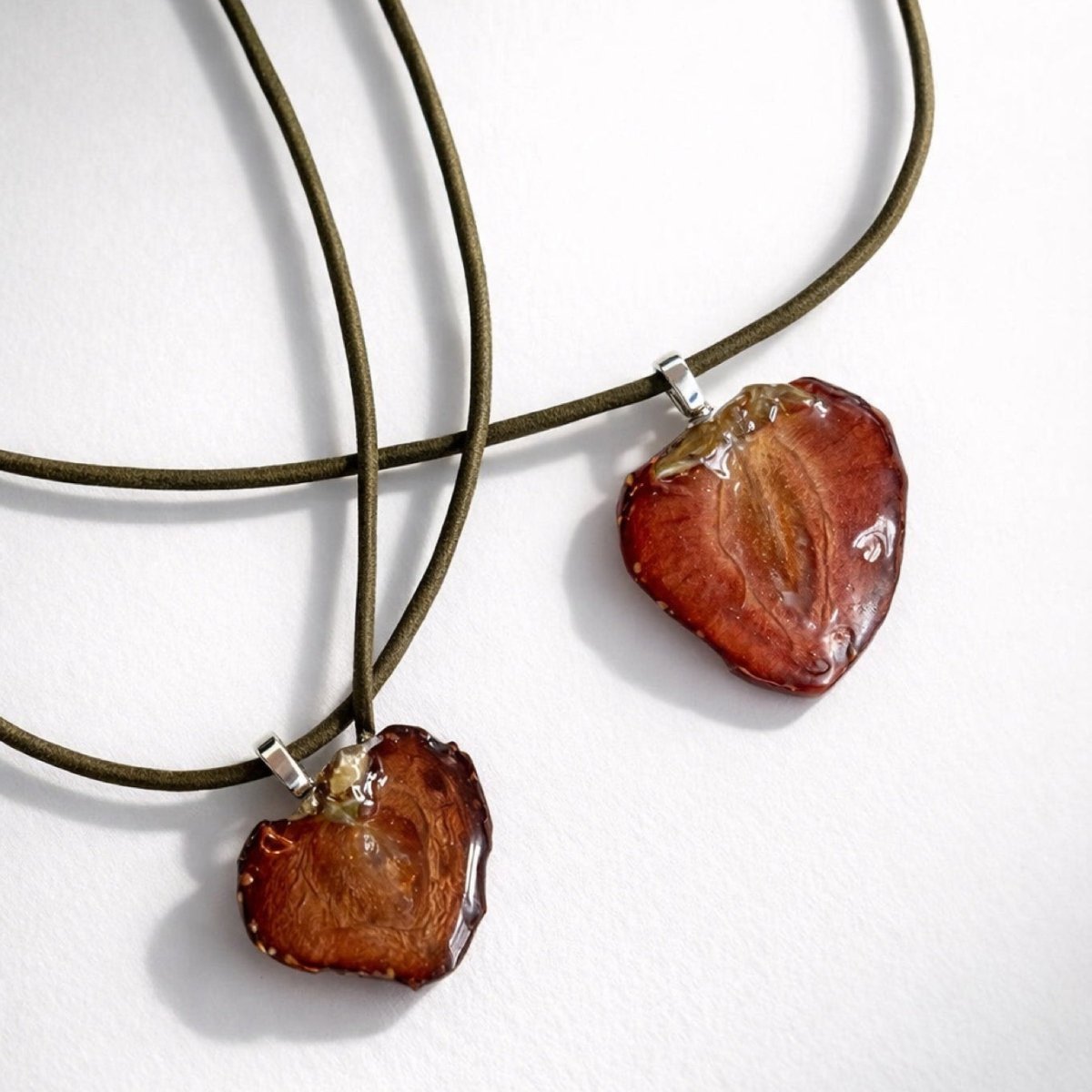 JORDBÆR - HJERTE smykke - ekte tørket frukt, skinnsnor - Smykke KNASK