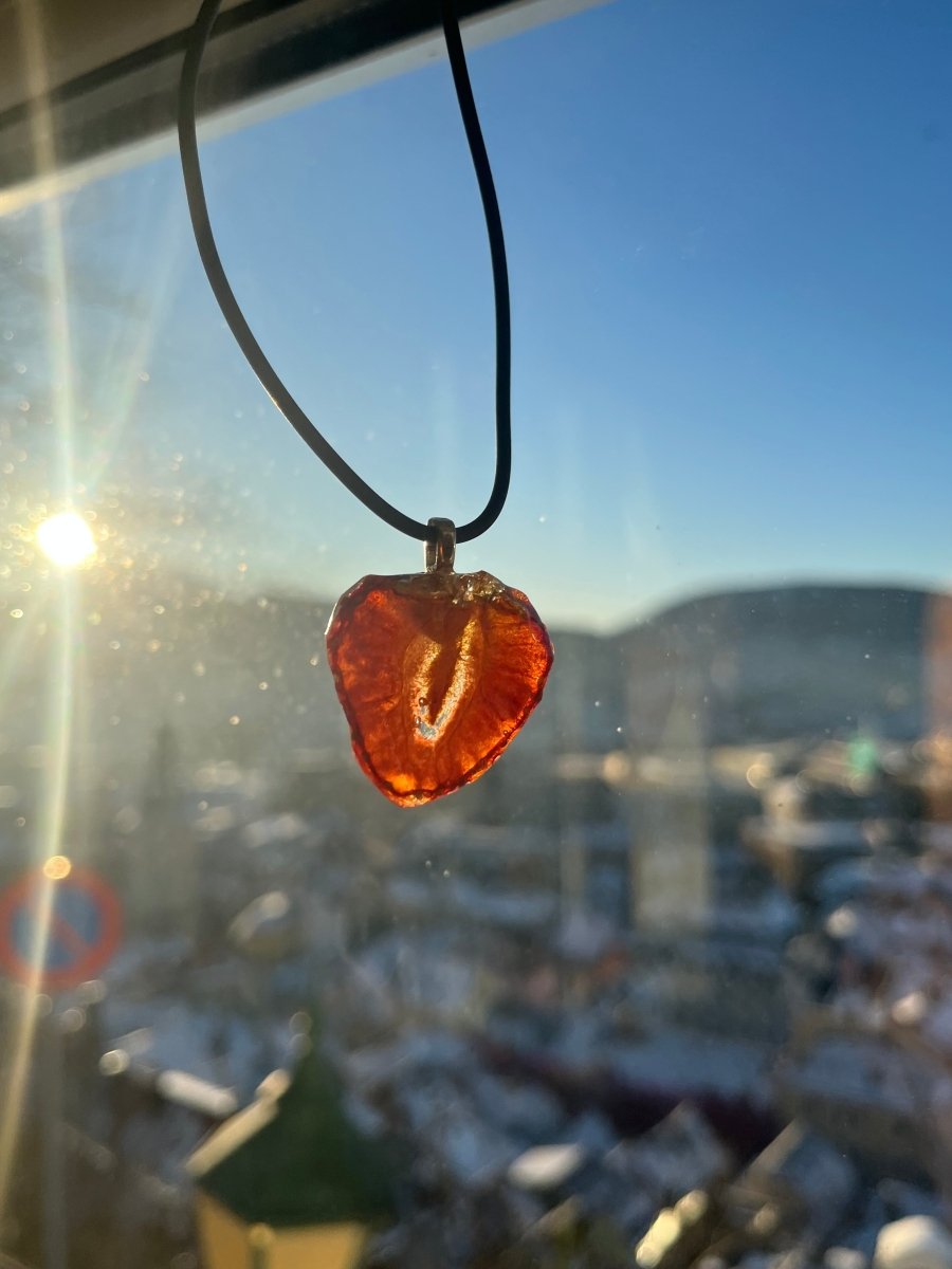 JORDBÆR - HJERTE smykke - ekte tørket frukt - Smykke KNASK