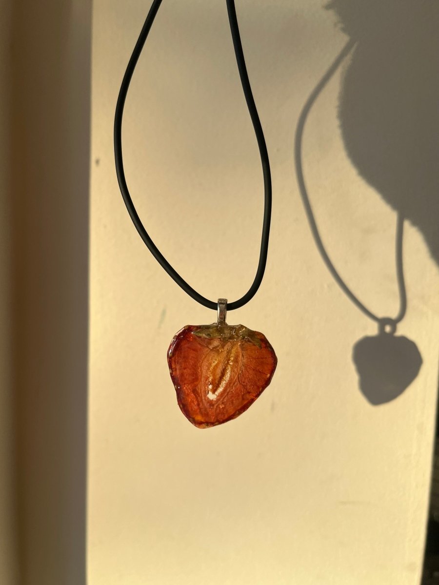 JORDBÆR - HJERTE smykke - ekte tørket frukt - Smykke KNASK