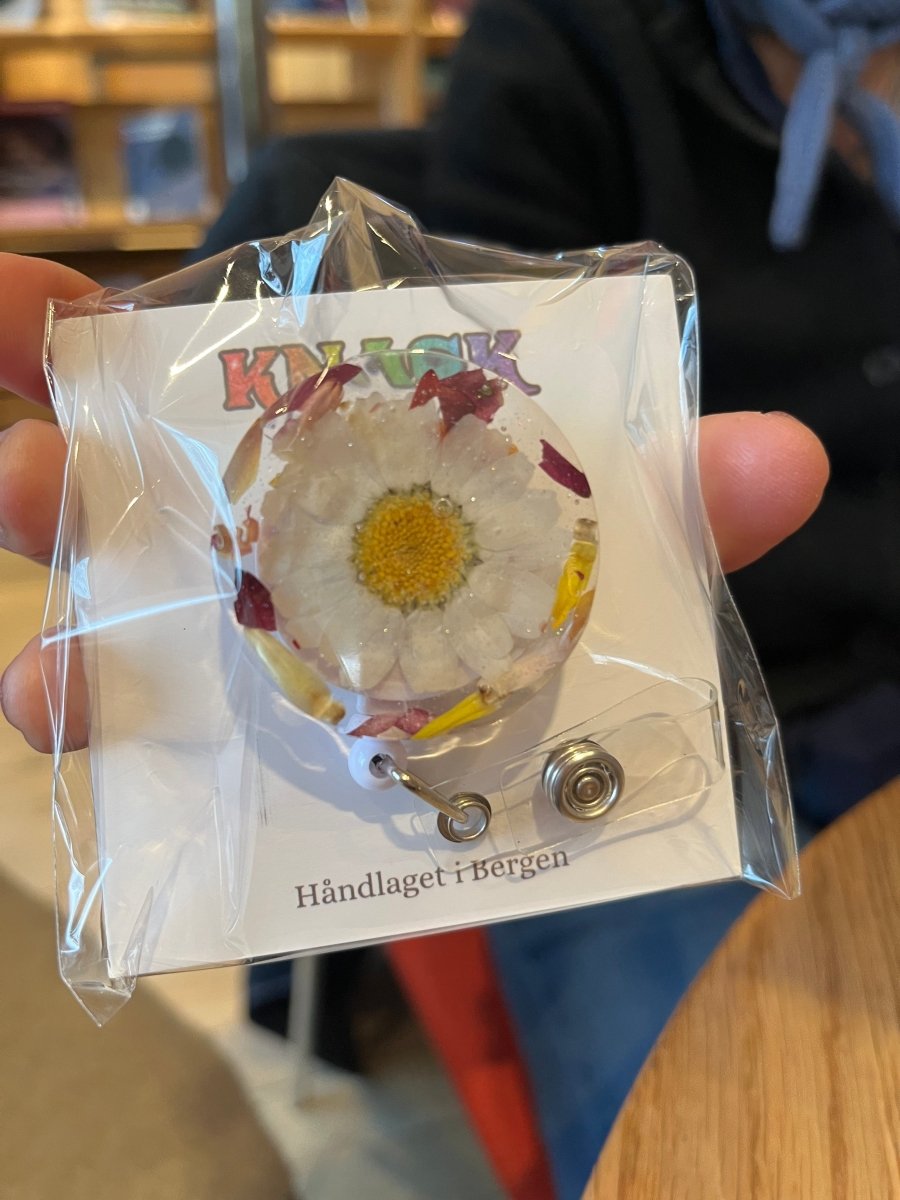 KNASK ID - HOLDER - ekte tørkede blomster - Brosje KNASK
