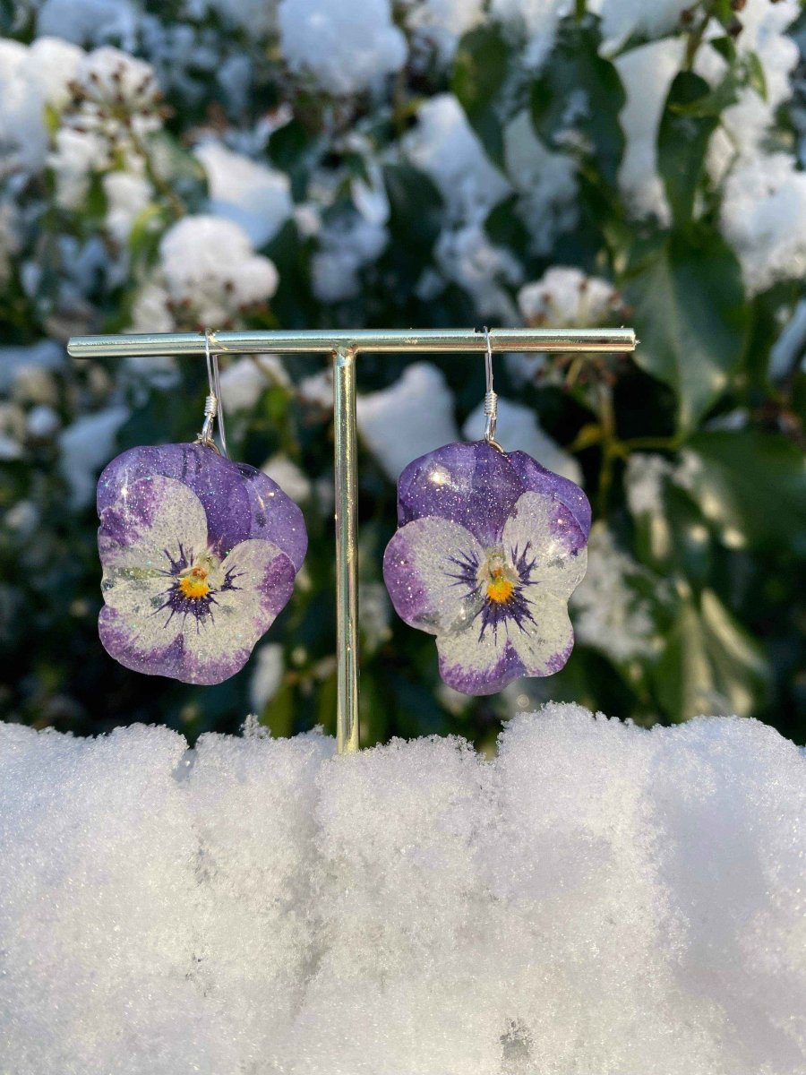 Lilla og hvite fiol-øredobber, ekte stemorsblomst, 925 sølv ørekroker - KNASK