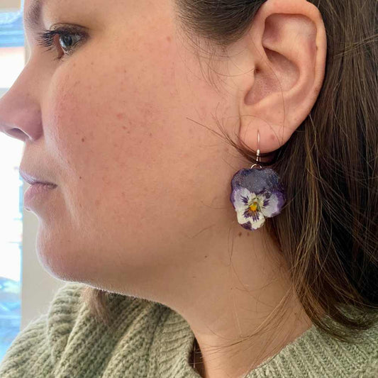 Lilla parykk fiol - øredobber, 3D stemorsblomst, sølv - Øredobber KNASK