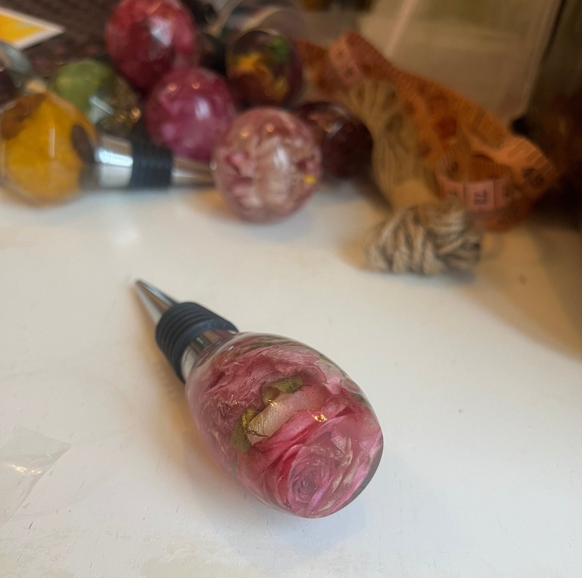 LYSEROSA ROSE vinstopper, ekte tørket blomst - Interiør KNASK