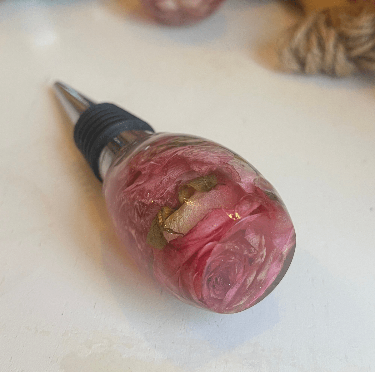 LYSEROSA ROSE vinstopper, ekte tørket blomst - Interiør KNASK