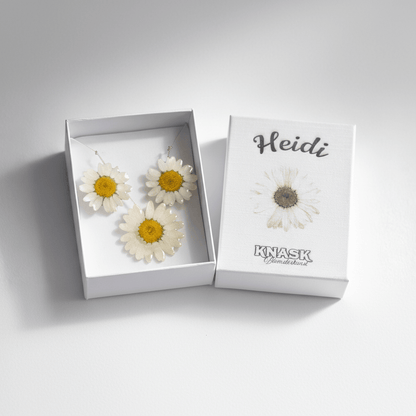 MARGERITTER gavesett - blomstersmykke og øredobber av tørkede blomster, sølv - Gavesett KNASK