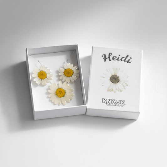 MARGERITTER gavesett - blomstersmykke og øredobber av tørkede blomster, sølv - Gavesett KNASK
