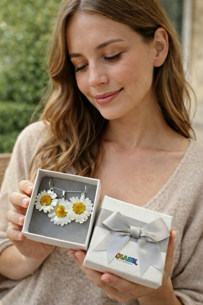 MARGERITTER gavesett - blomstersmykke og øredobber av tørkede blomster - Gavesett KNASK