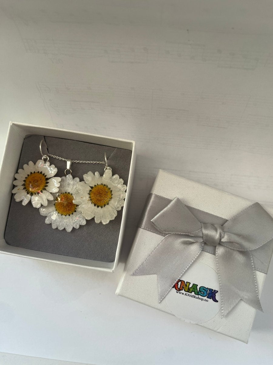 MARGERITTER gavesett - blomstersmykke og øredobber av tørkede blomster - Gavesett KNASK