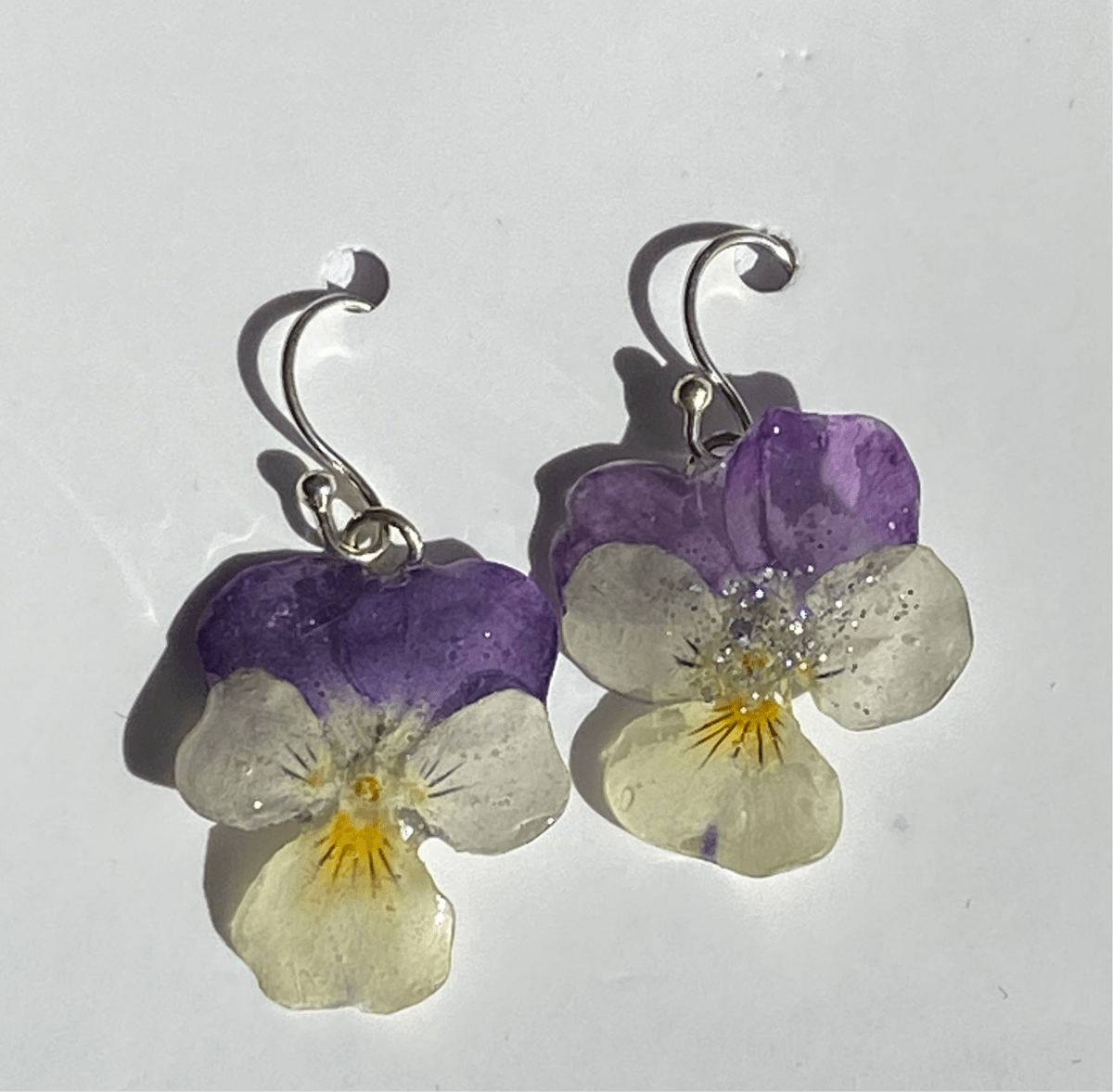 NATT OG DAG FIOLER øredobber, 3D-tørket stemorsblomst, 925 sølv - KNASK