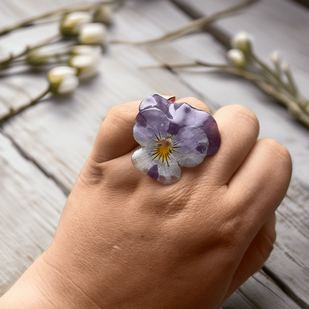 NORDLYS FIOL ring, tørket stemorsblomst, justerbar - Ringer KNASK