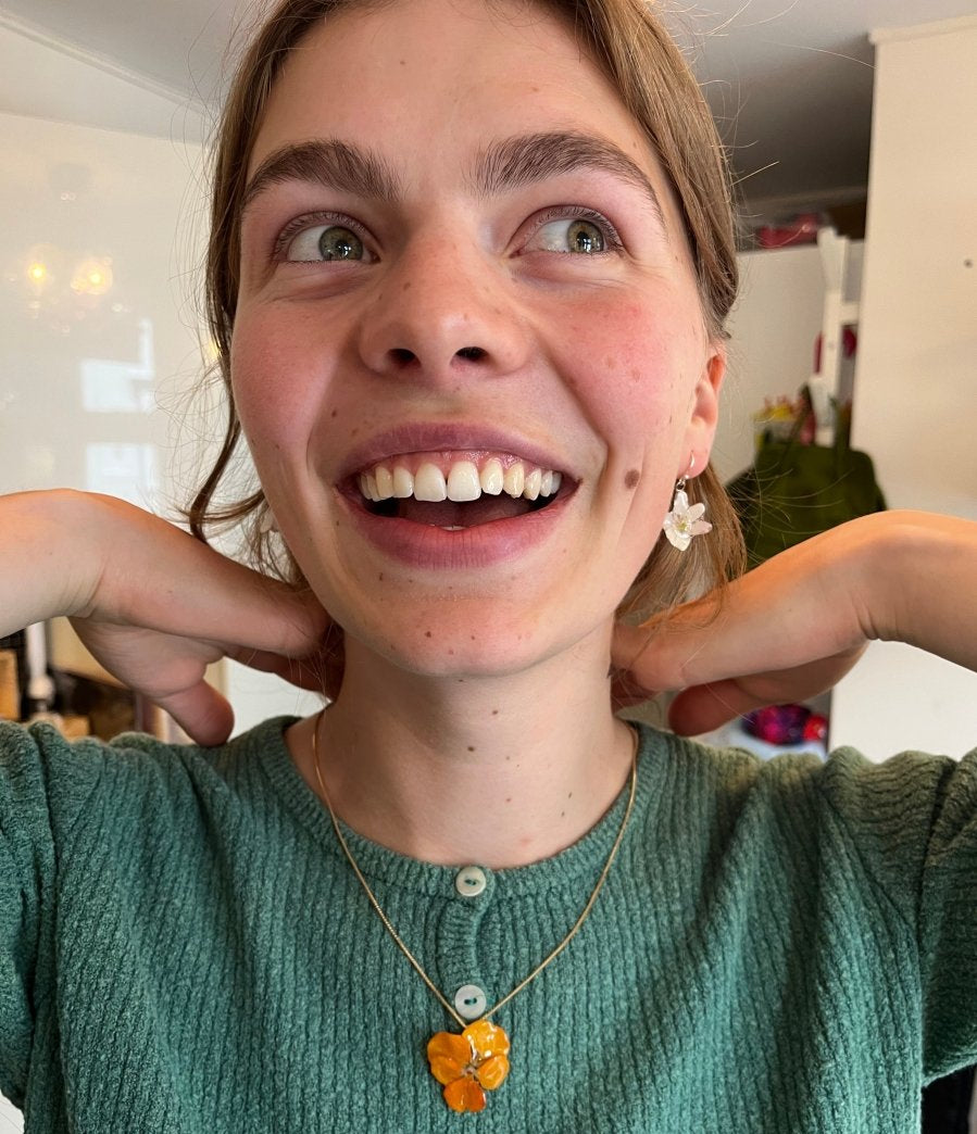 ORANGE FIOL blomstersmykke, 3D - tørket stemorsblomst, 925 sølvkjede - Smykke KNASK