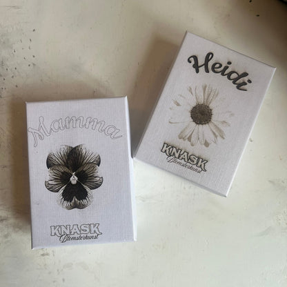 PERSONLIG gaveeske med custom navn og blomst - Gavesett KNASK