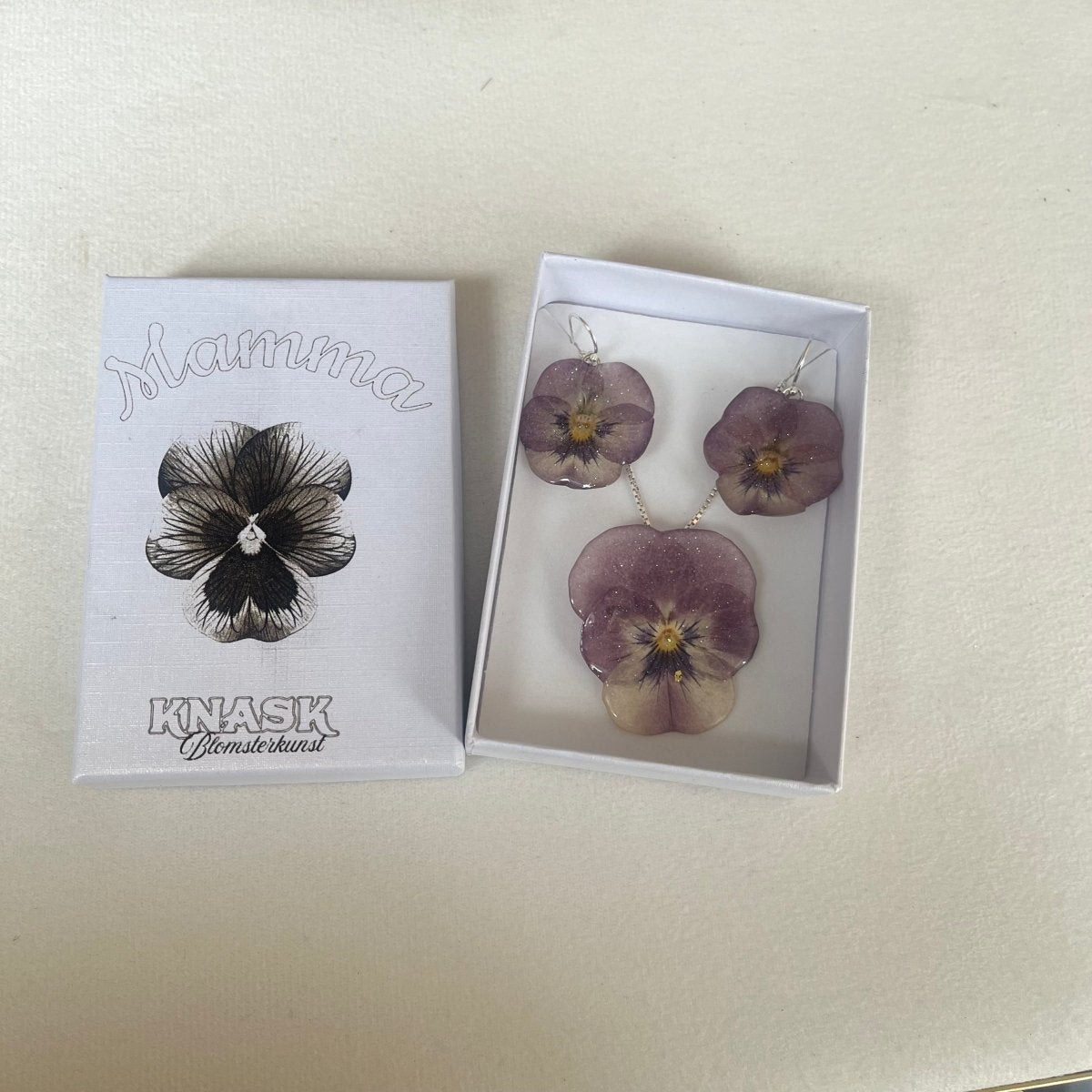 PERSONLIG gaveeske med custom navn og blomst - Gavesett KNASK