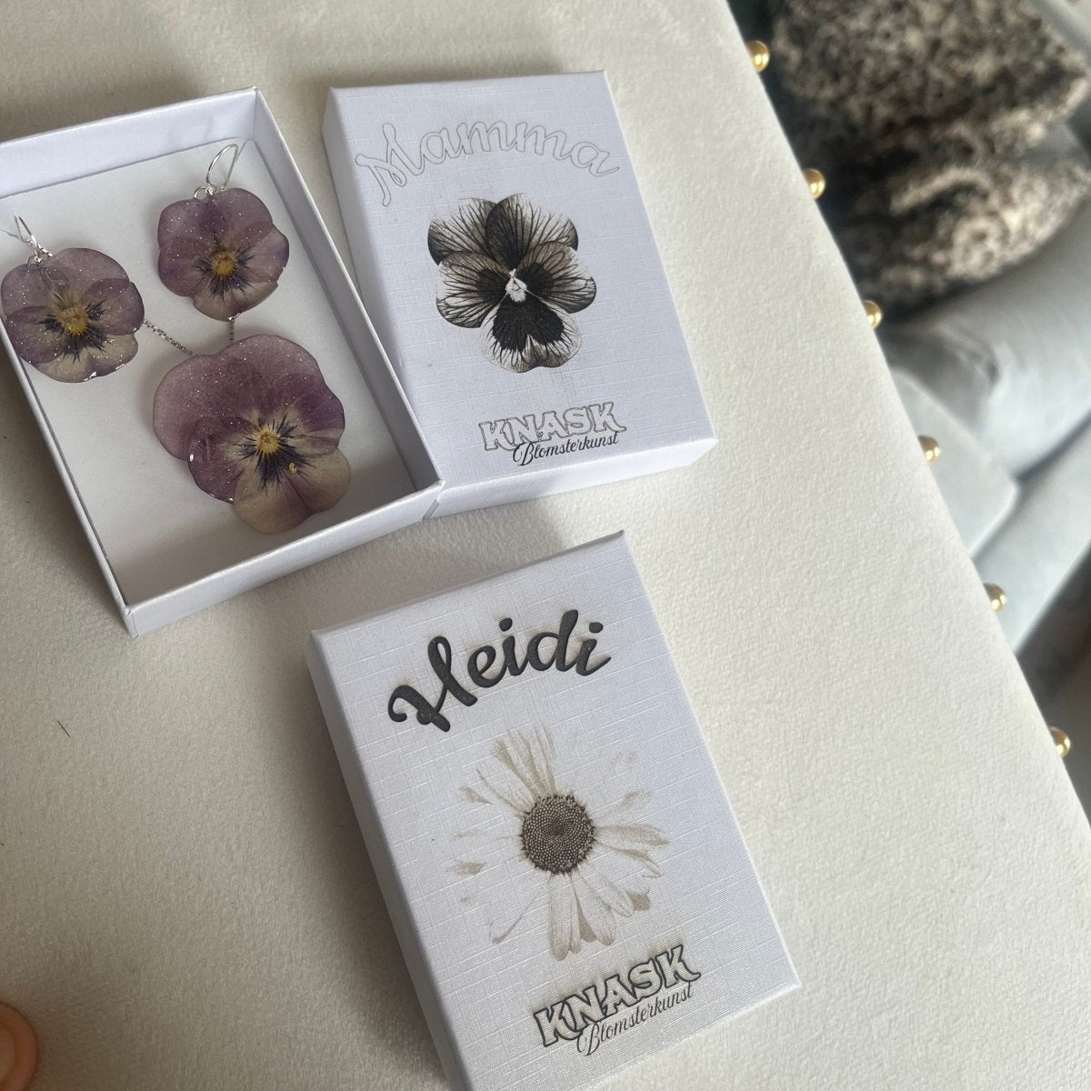 PERSONLIG gaveeske med custom navn og blomst - Gavesett KNASK