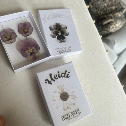 PERSONLIG gaveeske med custom navn og blomst - Gavesett KNASK