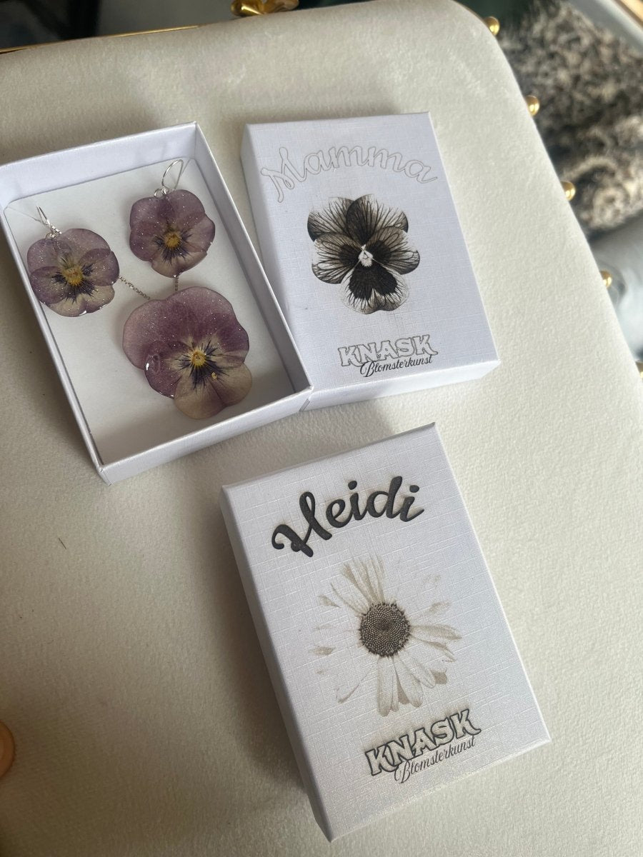 PERSONLIG gaveeske med custom navn og blomst - Gavesett KNASK