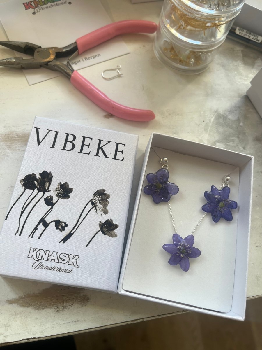 PERSONLIG gaveeske med gravert navn og blomst - Gavesett KNASK