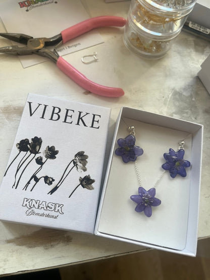 PERSONLIG gaveeske med gravert navn og blomst - Gavesett KNASK