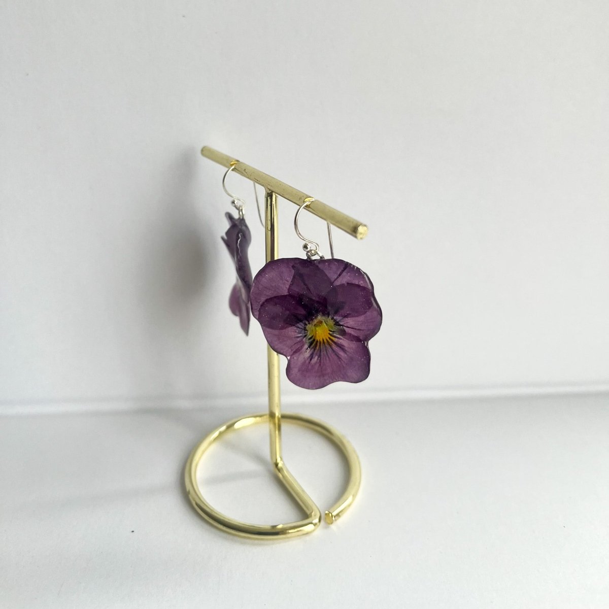 PLOMME - LILLA FIOLER øredobber, 3D - tørket stemorsblomst, sølv ørekroker - Øredobber KNASK