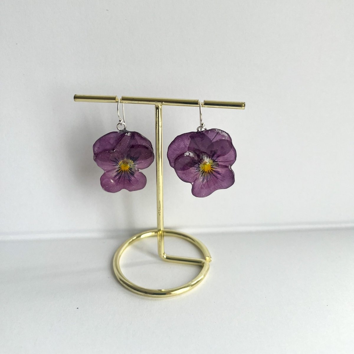 PLOMME - LILLA FIOLER øredobber, 3D - tørket stemorsblomst, sølv ørekroker - Øredobber KNASK