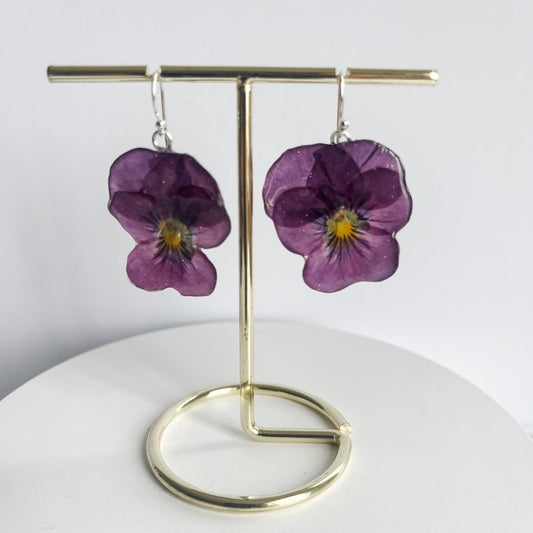PLOMME - LILLA FIOLER øredobber, 3D - tørket stemorsblomst, sølv ørekroker - Øredobber KNASK