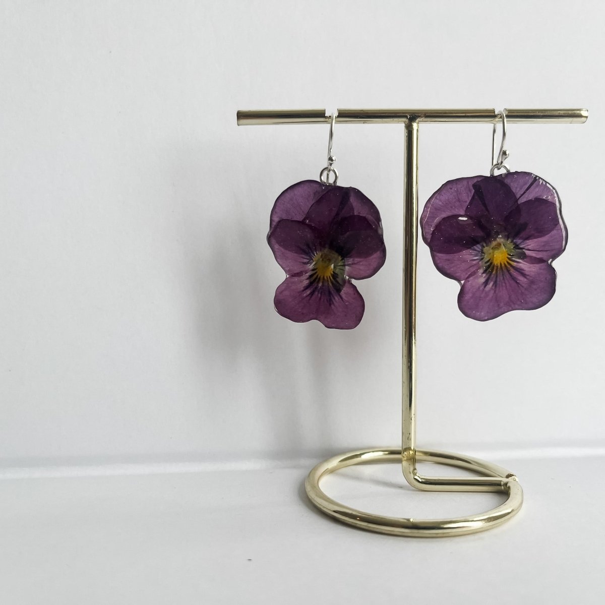 PLOMME - LILLA FIOLER øredobber, 3D - tørket stemorsblomst, sølv ørekroker - Øredobber KNASK