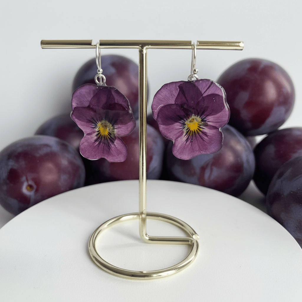 PLOMME - LILLA FIOLER øredobber, tørket stemorsblomst, sølv ørekroker - Øredobber KNASK