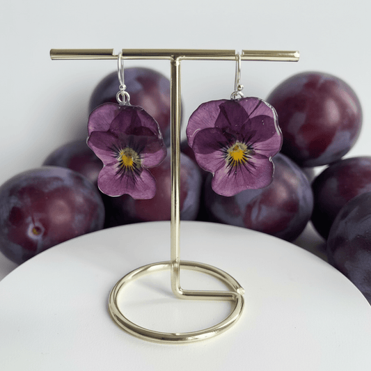PLOMME - LILLA FIOLER øredobber, tørket stemorsblomst, sølv ørekroker - Øredobber KNASK