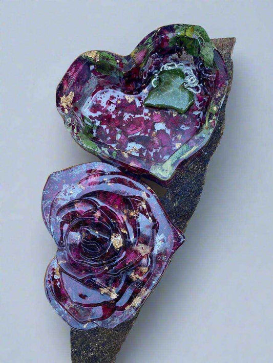 Rosehjerte smykkeskrin, røde og grønne roseblader, epoxy resin kunstharpiks - KNASK