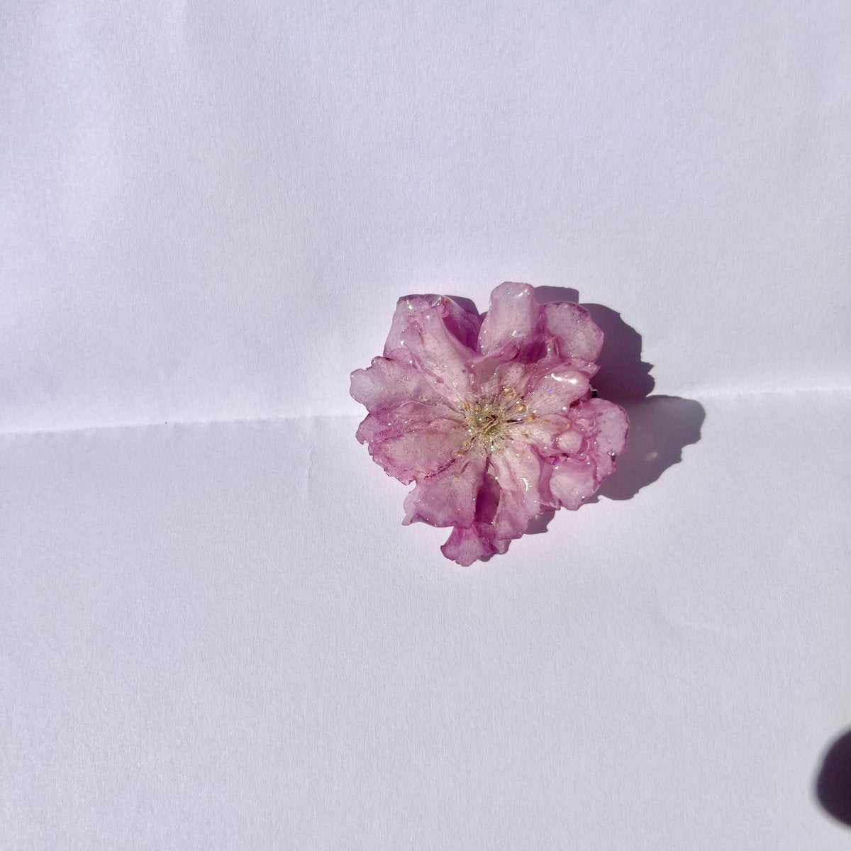 SAKURA KIRSEBÆRBLOMST brosje, 3D - tørket blomst, metallnål - Brosje KNASK