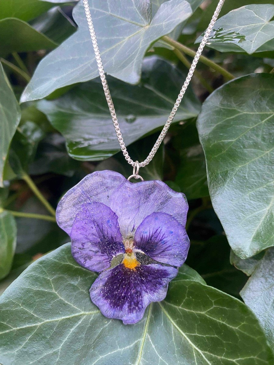 Skeiv lilla fiol-smykke, ekte stemorsblomst, håndlaget blomstersmykke - KNASK