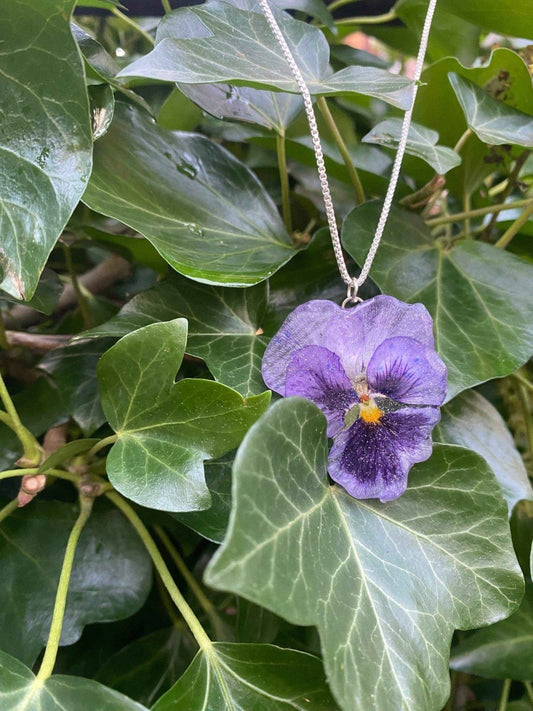 Skeiv lilla fiol-smykke, ekte stemorsblomst, håndlaget blomstersmykke - KNASK