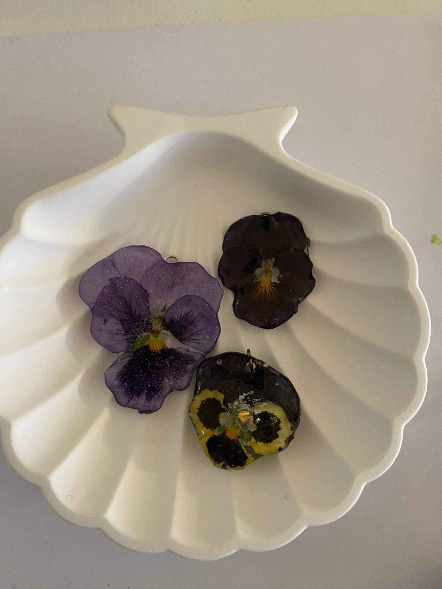 Skeiv lilla fiol-smykke, ekte stemorsblomst, håndlaget blomstersmykke - KNASK