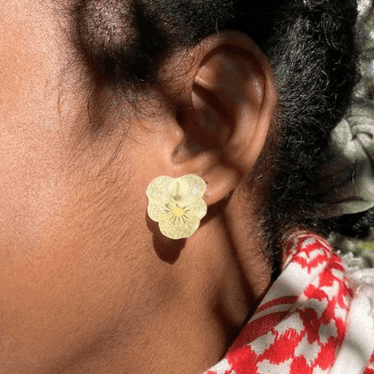 SMØRGUL FIOL øredobber - ekte tørkede blomster, ørestift med lås - Øredobber KNASK